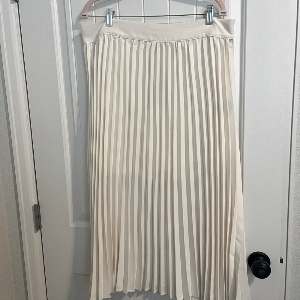Pleated  off white  skirt